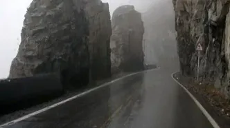 لحظه تصادف پژو پارس به‌خاطر لیز بودن جاده چالوس