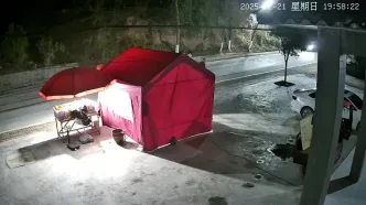 فروشنده غذای خیابانی از تصادف جان سالم به در برد