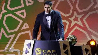 ویدیو| نمایش توپ طلای آفریقا روی دست ستاره مراکش/ اشرف حکیمی جایزه خاص را به رخ کشید