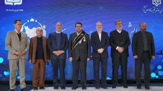 نشان افتخار و حمایل «حامی مدرسه‌سازی ایران» به مدیرعامل بانک ملی اهدا شد/ ساخت ۱۳۵ مدرسه در مناطق محروم کشور