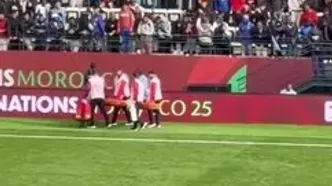 ویدئو: نمایش بامزه بازیکن روی برانکارد