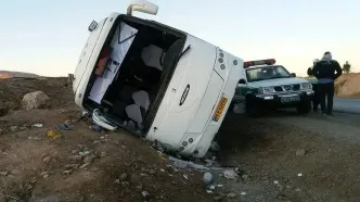 واژگونی اتوبوس در کرمانشاه/ ۲۵ نفر مصدوم شدند