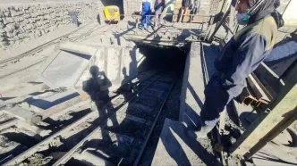 محبوس شدن ۲۴ کارگر در ریزش معدن بافق؛ ۱۸ نفر نجات یافتند + عکس