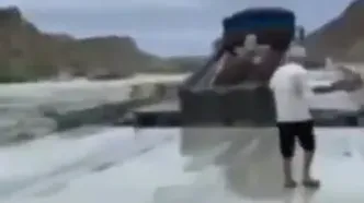 سیل در هرمزگان؛ یک پل هنگام عبور کامیون فروریخت