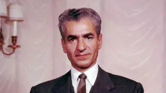 محمدرضا پهلوی پس از جدایی از ثریا، مشغول ورق زدن آلبوم عکسشان