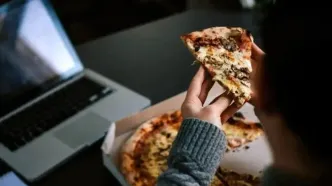 چرا خوردن دیرهنگام غذا در شب می‌تواند باعث افزایش وزن شود؟