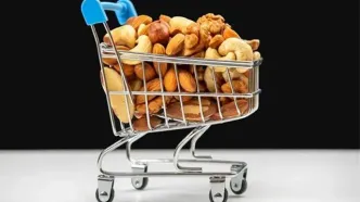 فروش آجیل در شب یلدای امسال ۵۰ درصد کاهش پیدا کرد