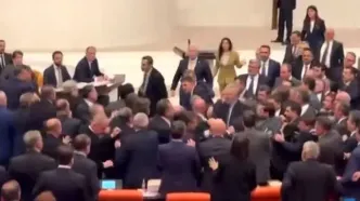 زد و خورد نمایندگان در مجلس کبیر ترکیه هنگام بررسی بودجه ۲۰۲۶ / ویدئو