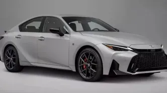 لکسوس IS ۲۰۲۶ با قلب V6 و چهره‌ای تهاجمی بازگشت