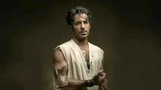 استایل به یاد ماندنی و خاص رحیم نجار بامداد خمار در یک مراسم هنری