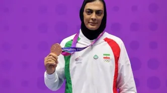 عکسی از شهربانو منصوریان و شوهرش در یک ماشین لوکس