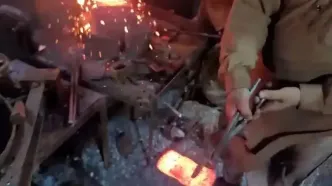 فرایند دیدنی ساخت کلنگ در کارگاهی قدیمی در پاکستان