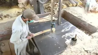 مراحل دیدنی تولید انبوه چوب هاکی در کارگاهی در پاکستان