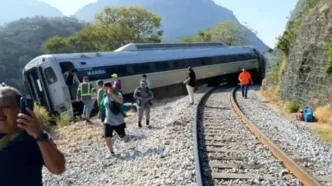 فیلم خروج خونین قطار از ریل با 13 کشته و ده ها زخمی