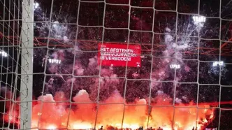 آتش‌بازی هولناک هواداران آژاکس در استادیوم فوتبال