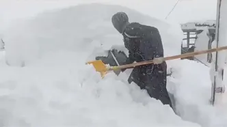 دفن شدن خودروها زیر برف در بانه