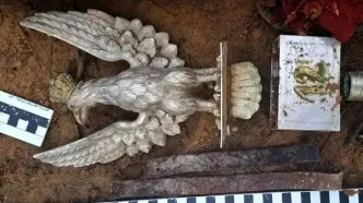 کشف پرچم گردان دوازدهم لهستان ۸۰ سال پس از جنگ جهانی دوم