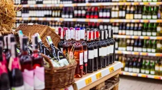 صف طولانی مقابل اولین فروشگاه مشروبات الکلی در عربستان