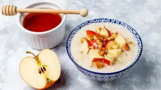 طرز تهیه فرنی سیب خانگی؛ دسر ساده و مقوی زمستانی + فیلم