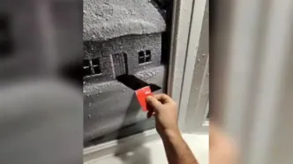 هنرمند بریتانیایی با اسپری برف، پنجره‌ها را نقاشی می‌کند!