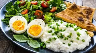 تخم‌مرغ پخته یا پنیر کاتیج؛ کدام‌یک گزینه سالم‌تری برای میان‌وعده است؟