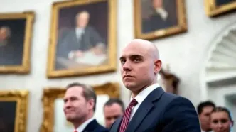 مأمور اجرای فرامین | دستیار کم‌نام اما تأثیرگذار کاخ سفید | سگ آهنی ترامپ کیست؟