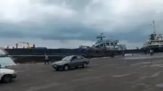 تلاطم عجیب لنج‌ها در اسکله گمرک بندر لنگه/ ویدئو