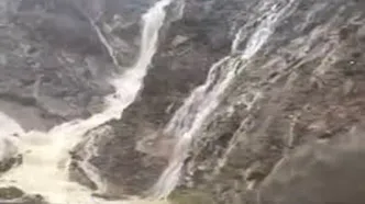 کوه‌های حاجی‌آباد هرمزگان تبدیل به آبشار شد!