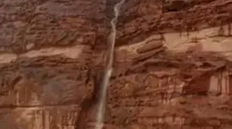 جاری شدن آبشار در کوه‌های احد