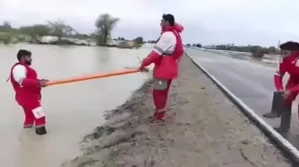 اعزام پیاده سه امدادگر به روستاهای محاصره‌شده در پی سیلاب + فیلم