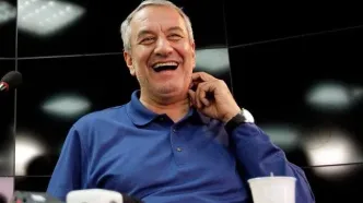 کفاشیان: زنوزی با صحبت‌هایش به تماشاگران خط می‌دهد