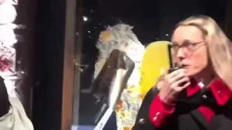 حمله معترضان به ویترین تاج پادشاهی بریتانیا