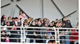 گزارش «اعتماد» درباره ورود زنان به ورزشگاه‌ها و مسیر هواداری آنان در ایران؛ سال‌ها پشت دیوارهای محدودیت!