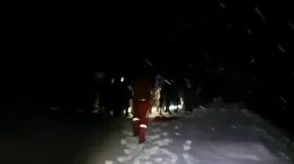 ریزش بهمن در روستای آلواتان با یک فوتی و یک مفقودی / 2 نفر زنده پیدا شدند