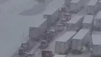 گیر کردن کامیون‌ها در برف سنگین کالیفرنیا