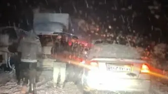 برف و کولاک شدید، مردم را در این جاده گرفتار کرد