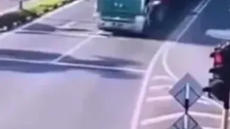 تریلی پس از ترمز شدید زیر بار خود ماند؛ دو نفر کشته شدند