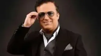 بوسه حامد آهنگی بر دستان مادرش در حین اجرای کنسرت!/ویدیو