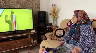 تقلید بامزه مادر عمو پورنگ از اجرای پسرش در تلویزیون