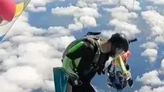 لحظه دلهره‌آور گیر کردن چتر نجات یک چترباز به بال هواپیما