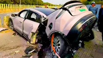 خودروی چینی در تصادفی عجیب از وسط نصف شد!