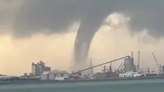 لحظه تشکیل ابر قیفی در راس الخیمه امارات