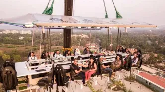 گرفتار شدن خانواده‌ای در ارتفاع ۳۸ متری رستوران معلق