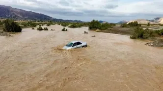 سیلاب کرمان و لحظات نفس‌گیر برای نجات راننده کامیون