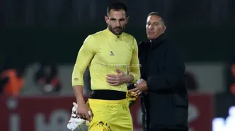 حواشی دربی 106؛ مربی پرسپولیس لباس سنگربان استقلال را به یادگار گرفت