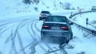 رانندگی کودک خردسال در جاده برفی هراز! +فیلم