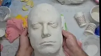 گریم سنگین چهره خوک به روی صورت روزبه حصاری