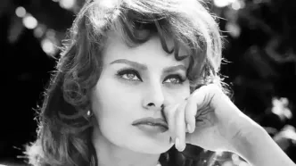 سوفیا لورن و ۳ بازیگر مشهور هالیوودی در کنار برج ایفل؛ ۶۳ سال پیش