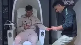 علی علیپور در یک سالن زیبایی