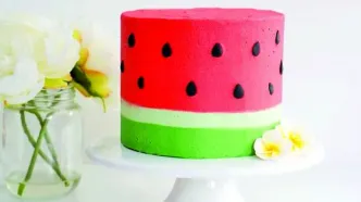 طرز تهیه کیک هندوانه‌ای بدون فر برای شب یلدا